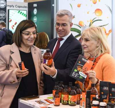 visitor meeting at exhibitor stand